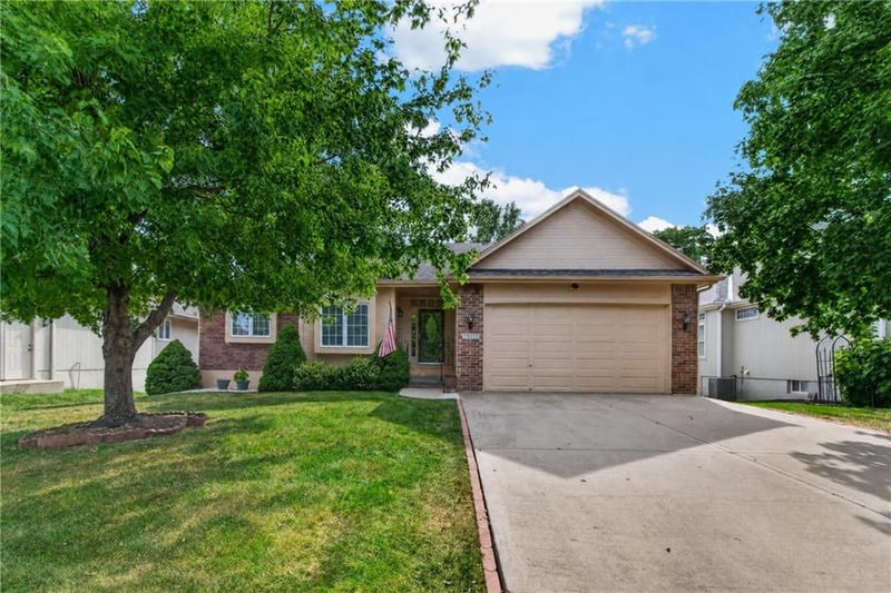 1915 Meadowlark Dr, Raymore, MO 64083