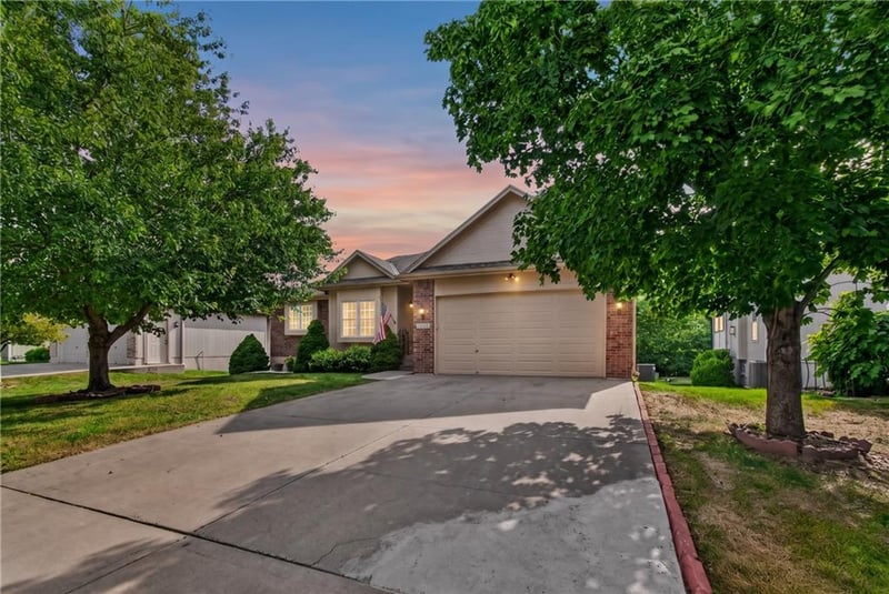 1915 Meadowlark Dr, Raymore, MO 64083