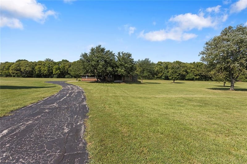 17618 S Emerald View Dr, Raymore, MO 64083