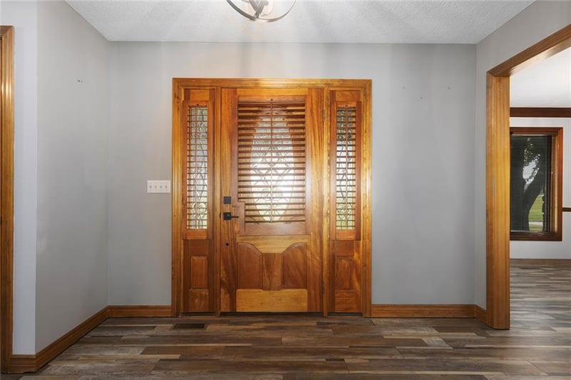 17618 S Emerald View Dr, Raymore, MO 64083