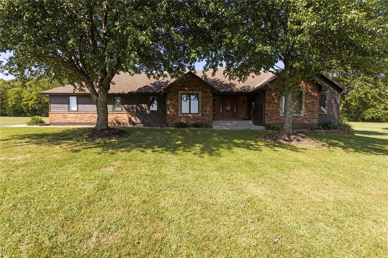 17618 S Emerald View Dr, Raymore, MO 64083