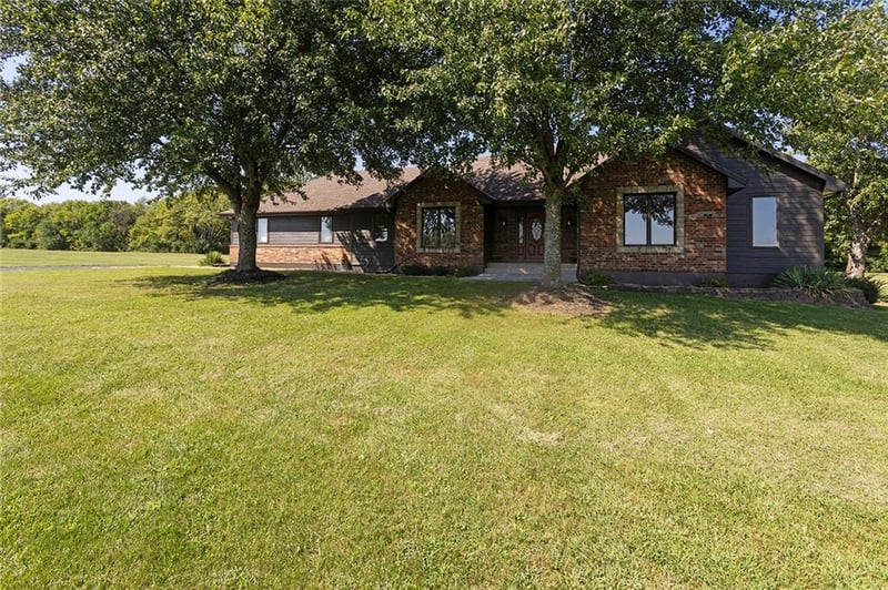 17618 S Emerald View Dr, Raymore, MO 64083