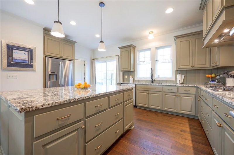 716 W 45th St, Kansas City, MO 64111