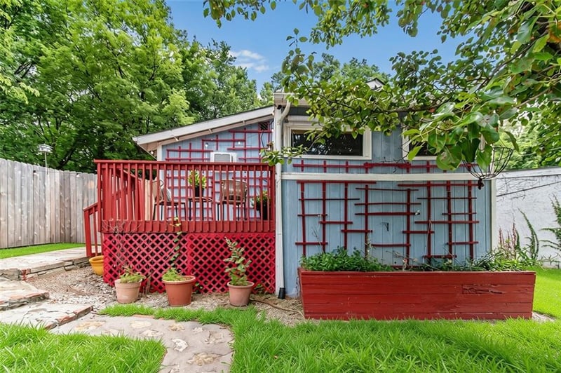 607 N Main St, Excelsior Springs, MO 64024