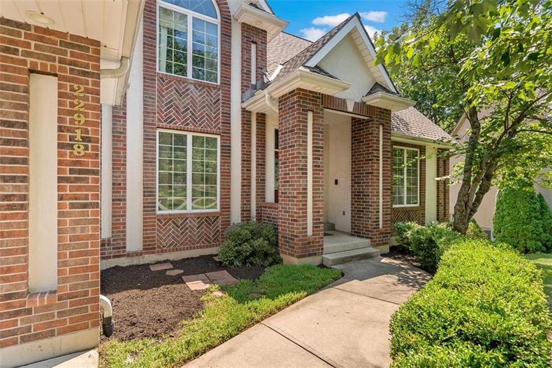 22918 NW Ashford Ct, Blue Springs, MO 64015