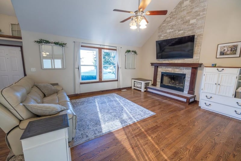 302 SW Bobcat Cir, Oak Grove, MO 64075