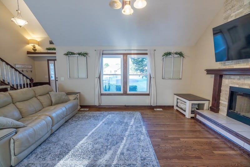 302 SW Bobcat Cir, Oak Grove, MO 64075
