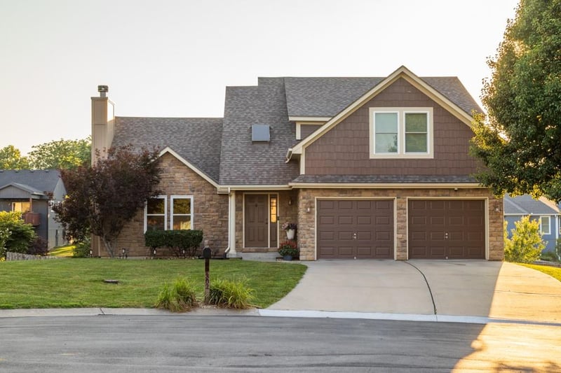 302 SW Bobcat Cir, Oak Grove, MO 64075
