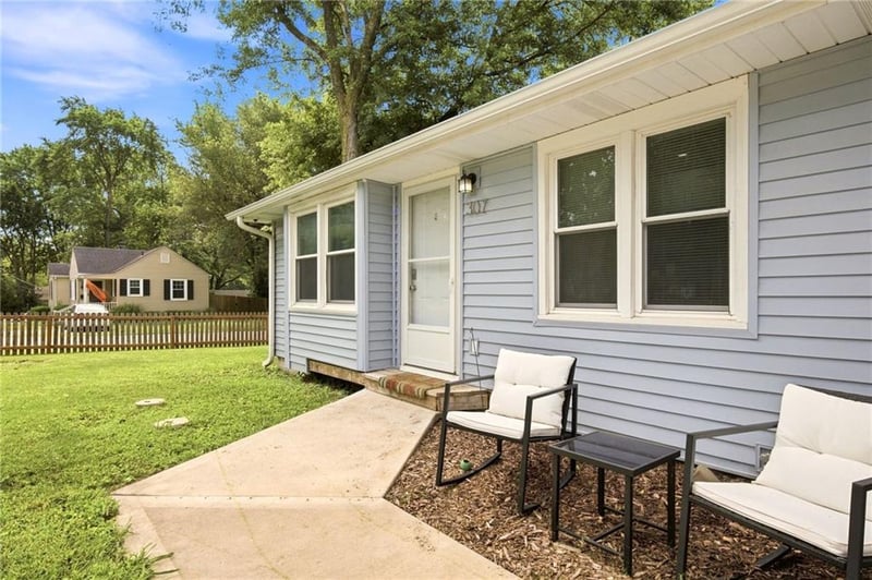 307 SE 6th St, Lee's Summit, MO 64063