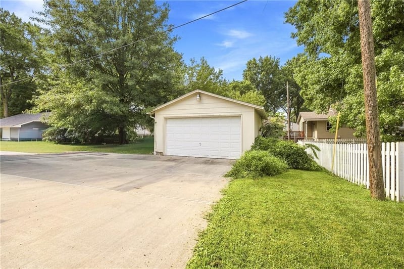 307 SE 6th St, Lee's Summit, MO 64063