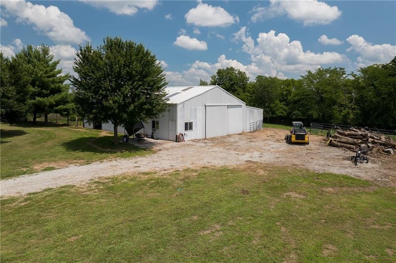 10700 SE Crabapple Rd, Agency, MO 64401