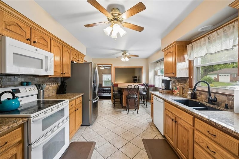 8605 W 80th Ter, Overland Park, KS 66204