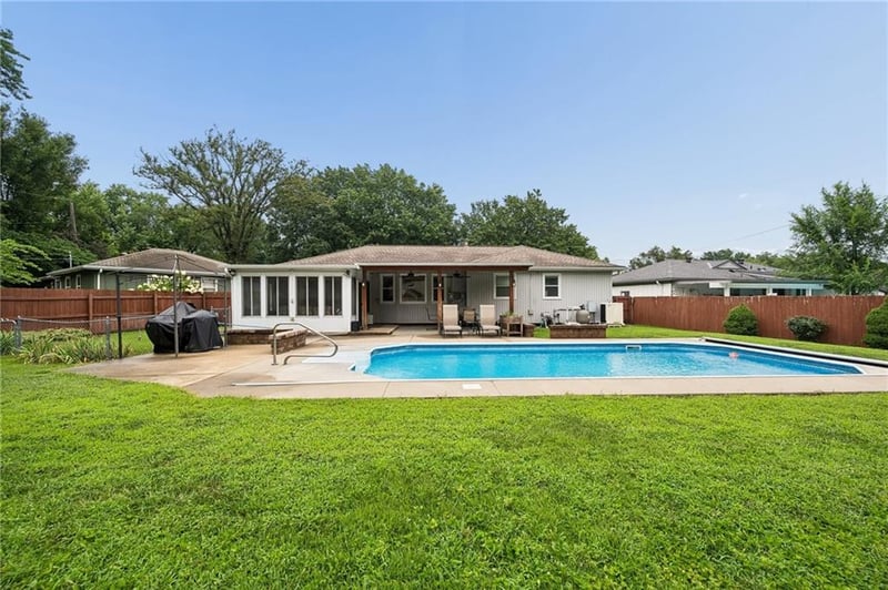 8605 W 80th Ter, Overland Park, KS 66204