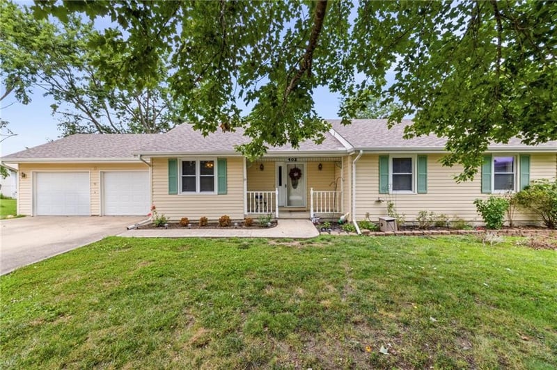 402 E 16th Street Cir, Kearney, MO 64060