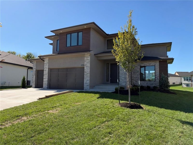 18612 Ironwood St, Overland Park, KS 66085