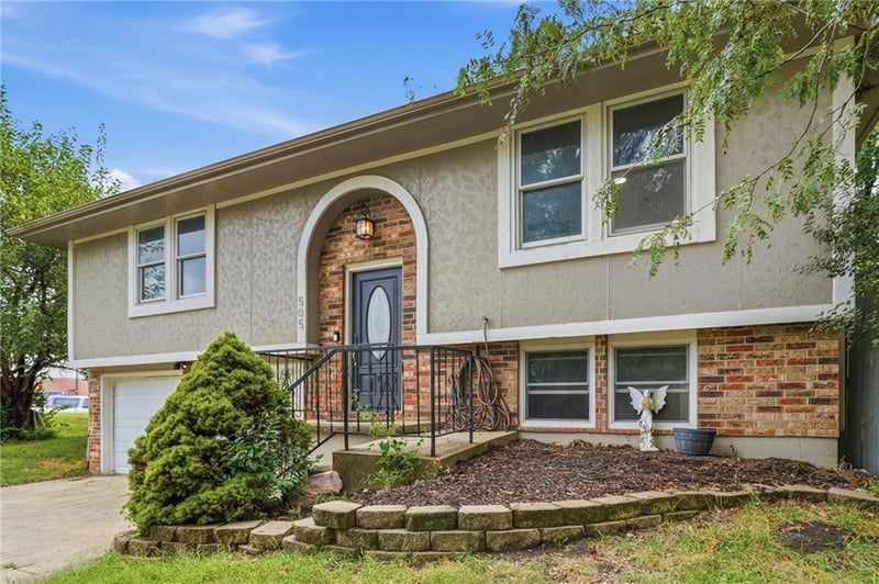 505 S 5th Ter, Odessa, MO 64076