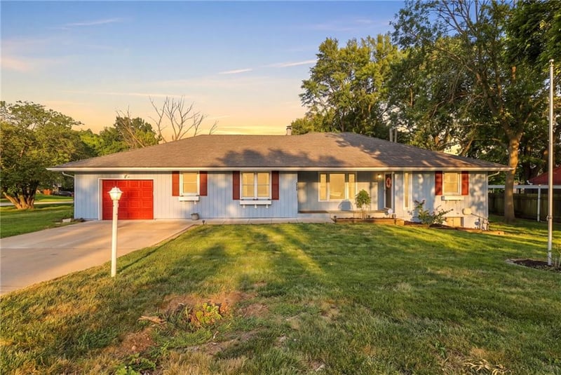 7305 N Harrison St, Gladstone, MO 64118