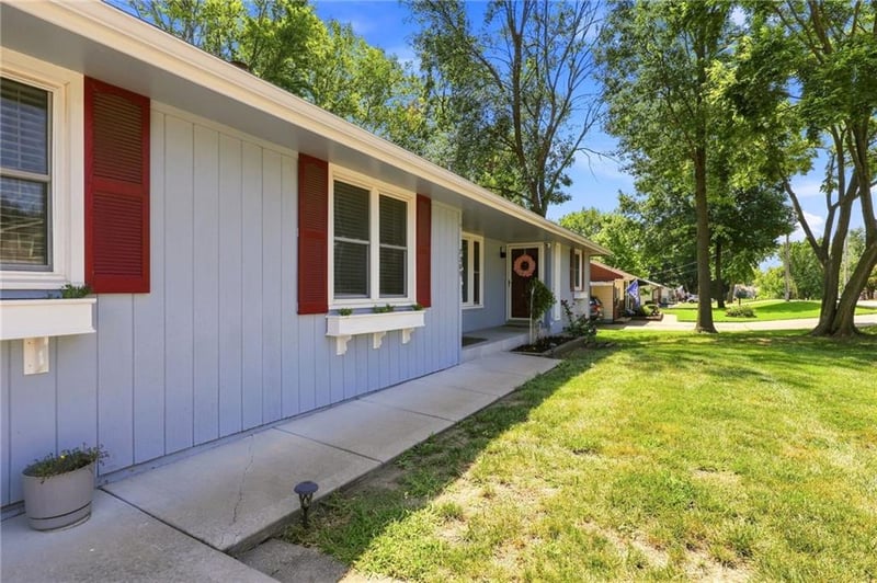 7305 N Harrison St, Gladstone, MO 64118