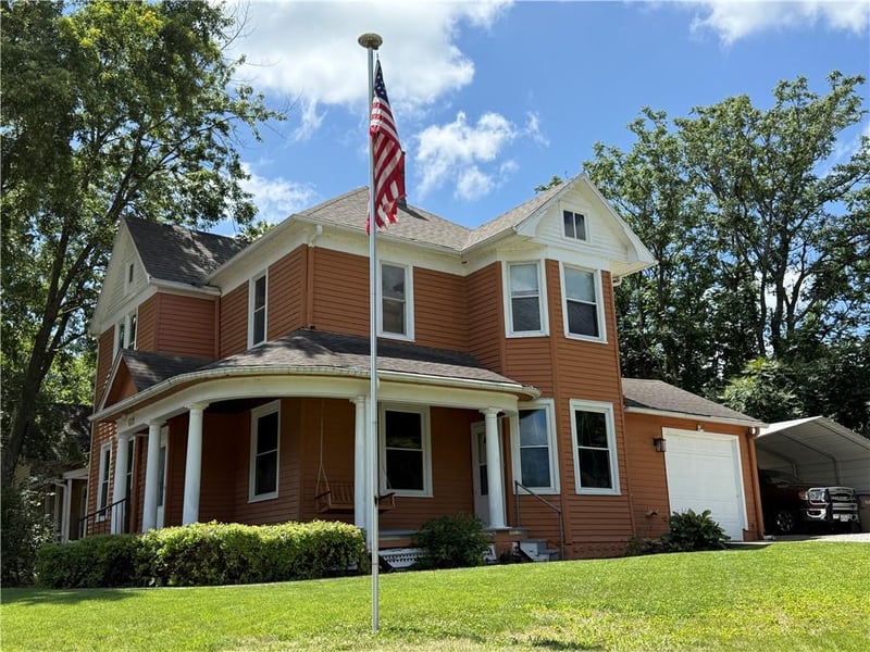 619 N 10th St, Atchison, KS 66002