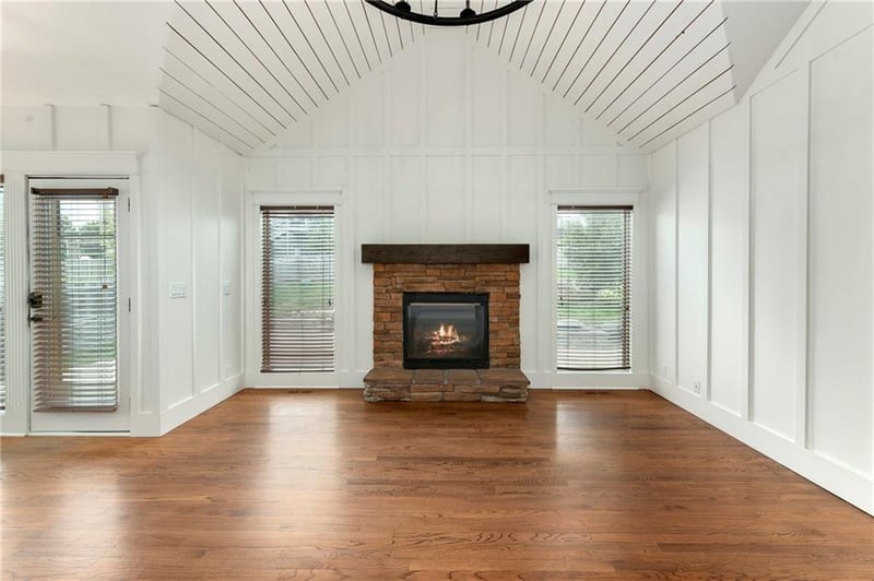 1007 Burr Oak Ln, Grain Valley, MO 64029