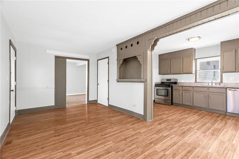 8205 Rose St, Pleasant Valley, MO 64068