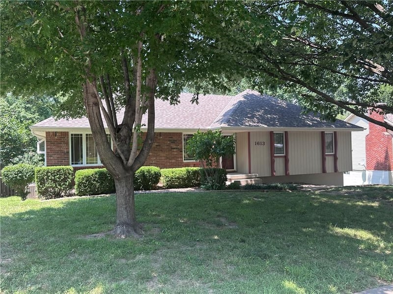 1613 SW 20th St, Blue Springs, MO 64015