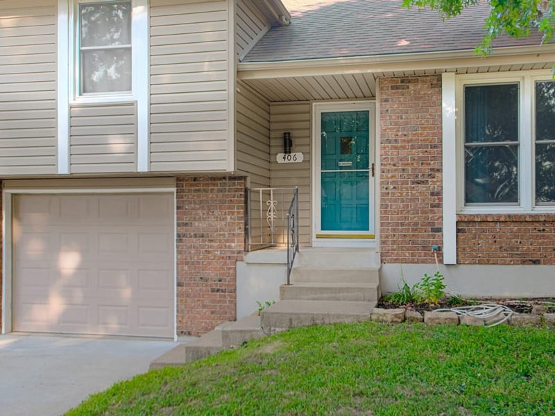 406 Meadow Ln, Raymore, MO 64083