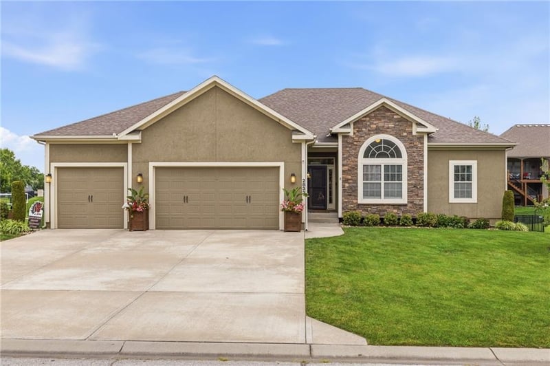 2833 NE Parkview Ln, Lee's Summit, MO 64086