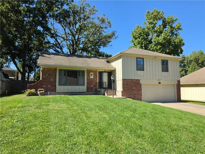 8706 Mackey St, Overland Park, KS 66212