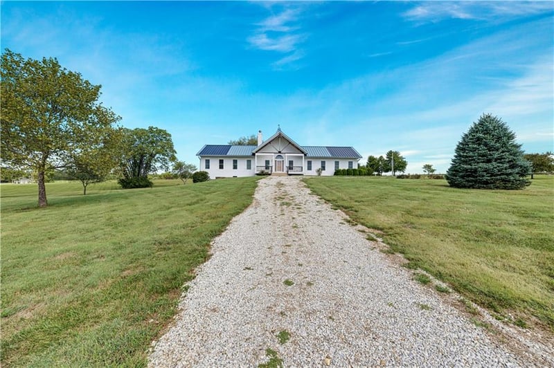 20660 Mission Rd, Stilwell, KS 66085