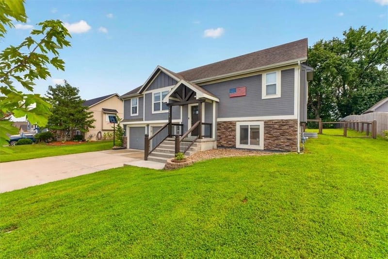 16913 Juniper Dr, Basehor, KS 66007