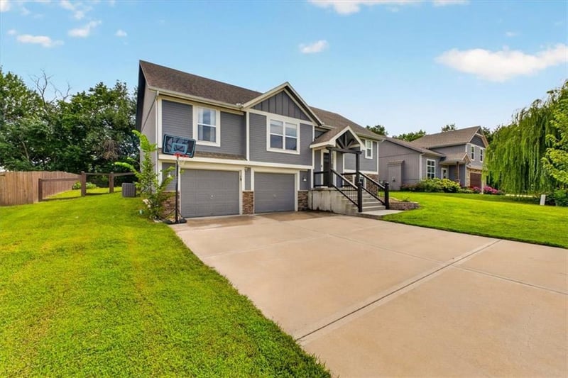 16913 Juniper Dr, Basehor, KS 66007