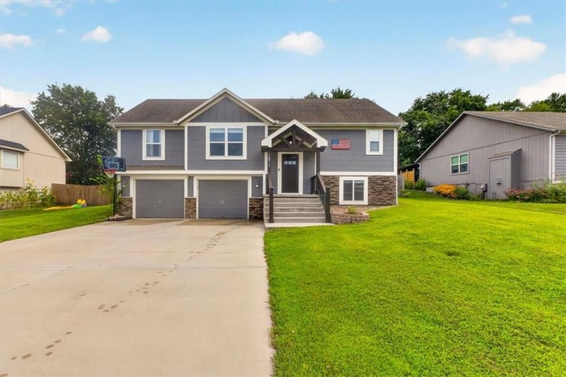 16913 Juniper Dr, Basehor, KS 66007