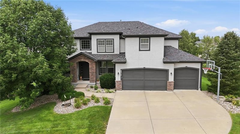 9314 W 163rd Ter, Overland Park, KS 66085
