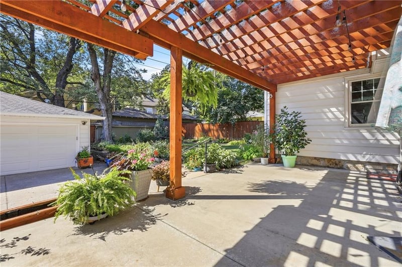 6124 Oak St, Kansas City, MO 64113