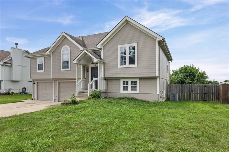 712 S Sunset Ln, Raymore, MO 64083