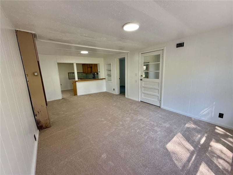 215 W 3rd St, Tonganoxie, KS 66086