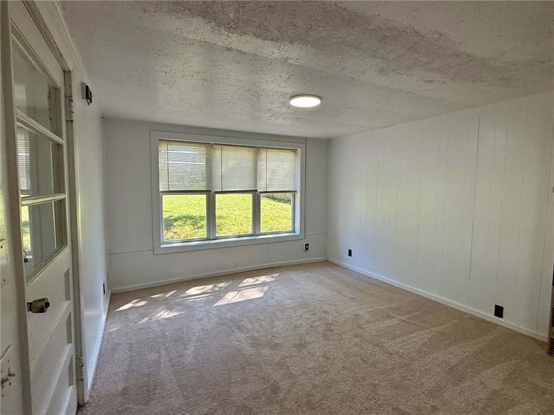 215 W 3rd St, Tonganoxie, KS 66086