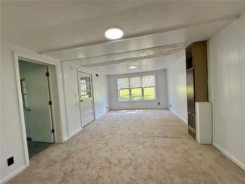 215 W 3rd St, Tonganoxie, KS 66086