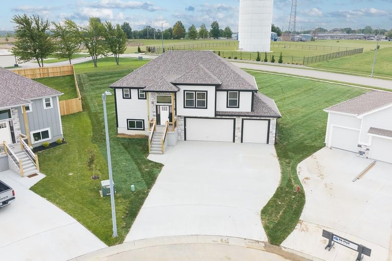 15589 Sheridan Ct, Basehor, KS 66007