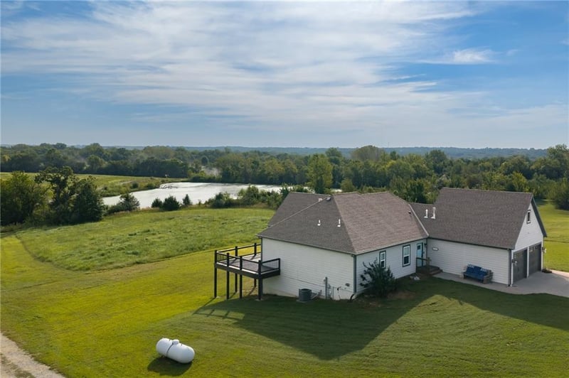 21815 187th St, Tonganoxie, KS 66086