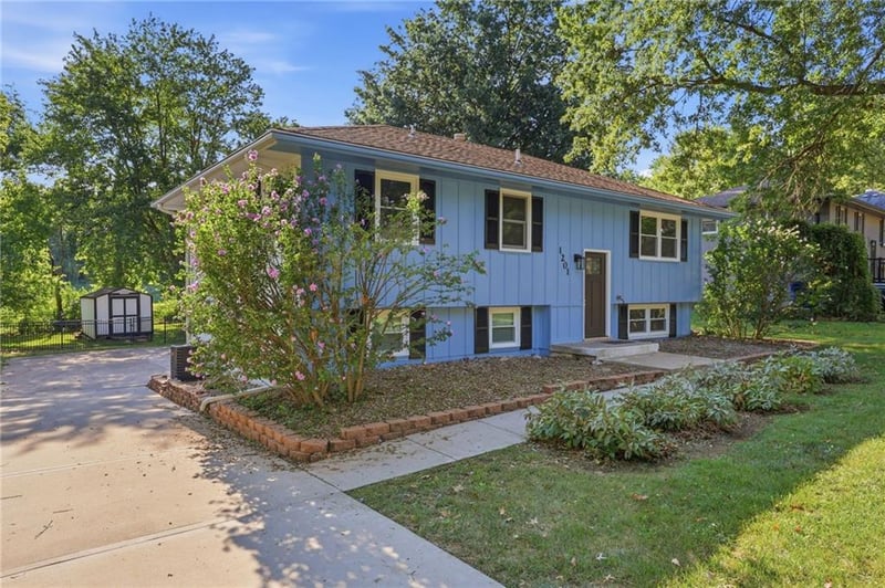 1201 SW Mission Pl, Lee's Summit, MO 64081