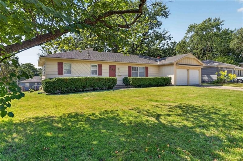 5913 W 101st Pl, Overland Park, KS 66207