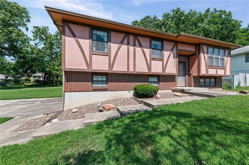 4924 Welborn Ln, Kansas City, KS 66104