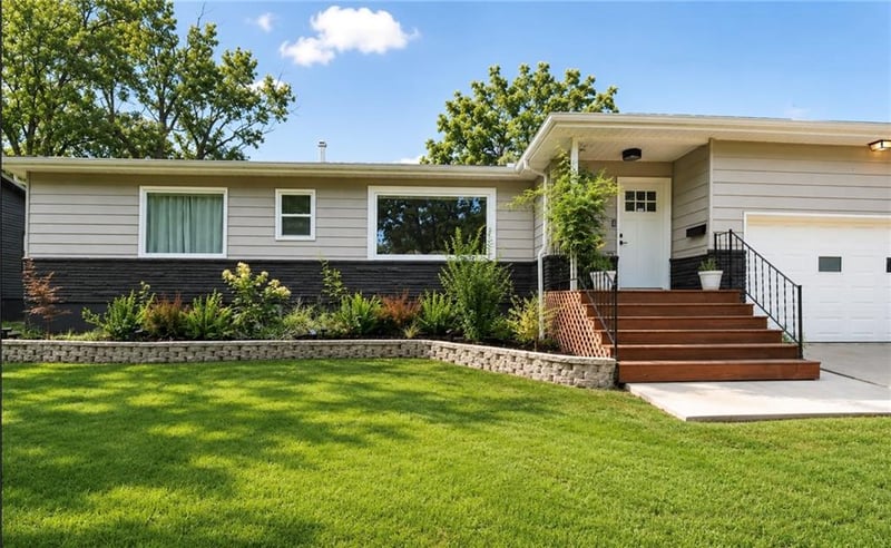 302 SE Corder St, Lee's Summit, MO 64063