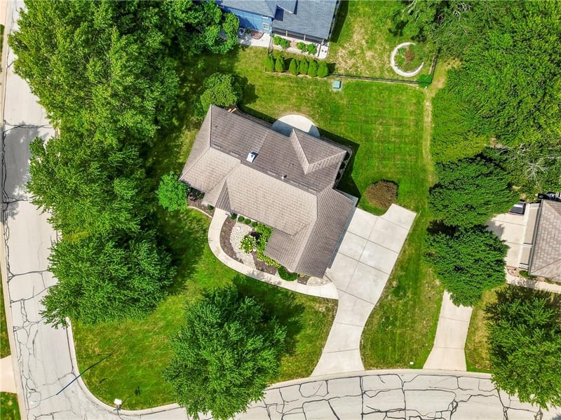 1824 Summit Valley Dr, Lee's Summit, MO 64081