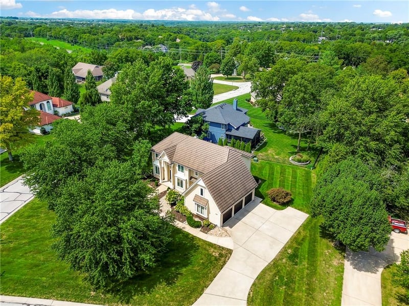 1824 Summit Valley Dr, Lee's Summit, MO 64081