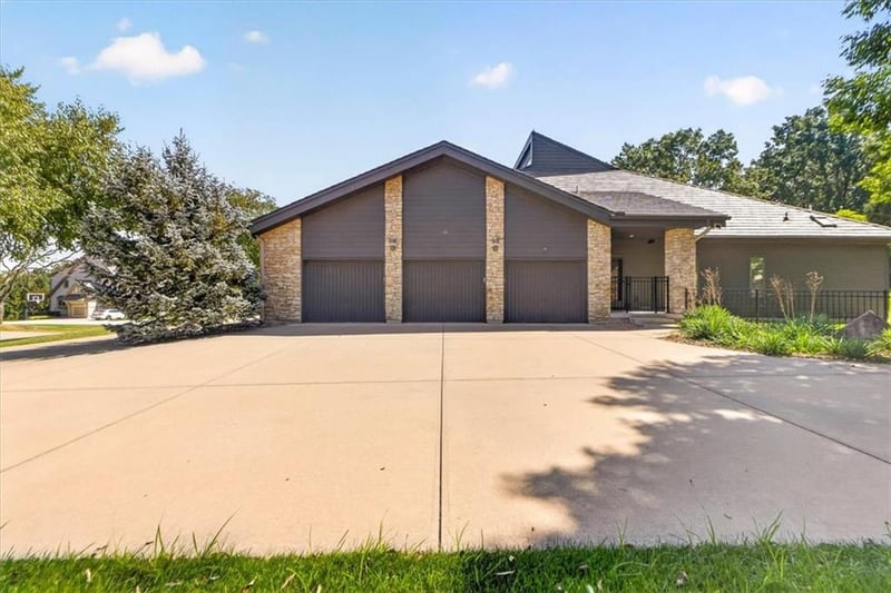 12639 Juniper Cir, Leawood, KS 66209