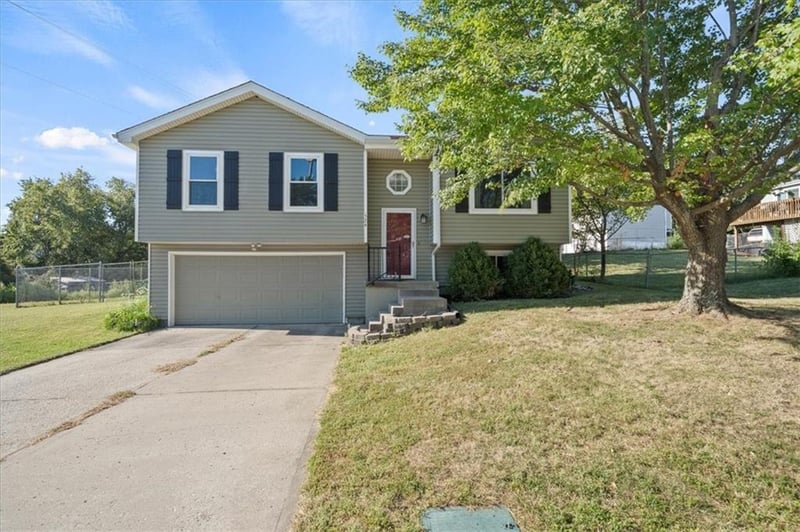 524 SE Steeple Ln, Blue Springs, MO 64014