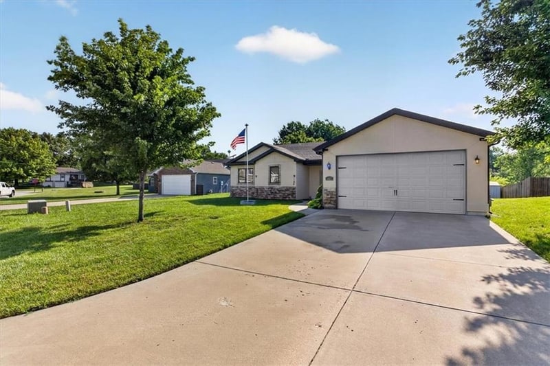 3023 N 157th St, Basehor, KS 66007